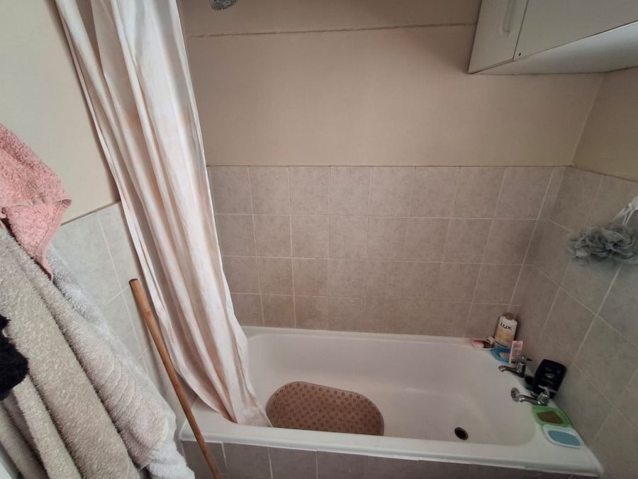 To Let 1 Bedroom Property for Rent in Humewood Eastern Cape